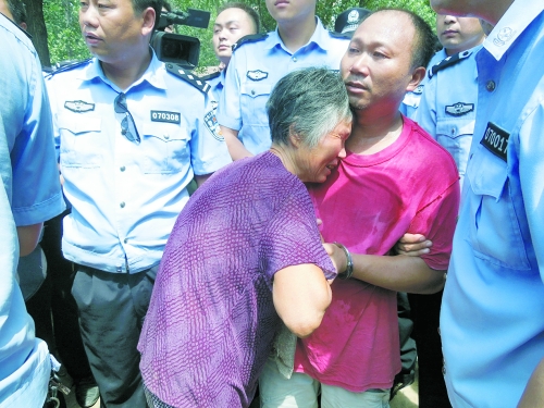 潛逃23年，歸案之時再見父母，最不能承受的究竟是誰？