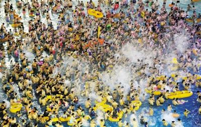 29日，湖北省武漢市，近日江城暑熱難解，人們紛紛前往水上樂園解暑，由于人數(shù)眾多，形成了“下餃子”的壯觀場面。圖/CFP