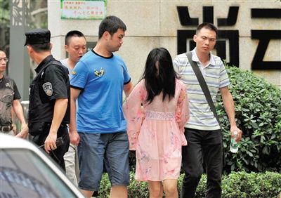 一名女犯罪嫌疑人被警方押出。新華社記者 薛玉斌 攝