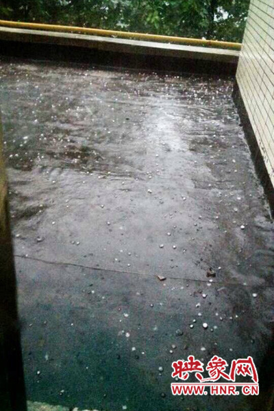 8月7日，下午鄭州高新區(qū)附近突降冰雹