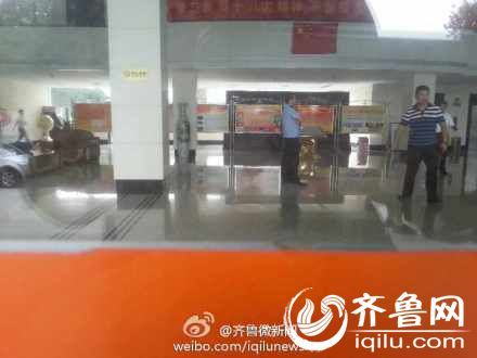 8月8號下午14時許，一女子在山東省衛(wèi)生廳辦公大樓三樓的一間辦公室內(nèi)，被一名年輕男子劫持。