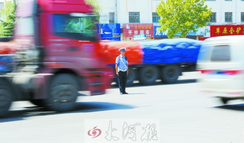 連霍高速受橋梁爆破影響禁止通車，310國道車流量迅速增加，當地交警部門安排大量警力保障道路暢通。