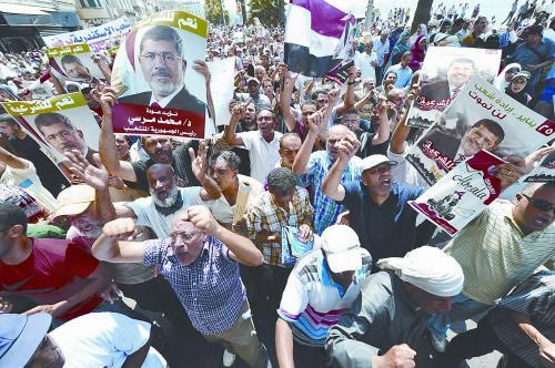 16日，穆爾西的支持者進(jìn)行“憤怒的星期五”大游行，抗議軍方清場(chǎng)行動(dòng)造成嚴(yán)重人員傷亡。