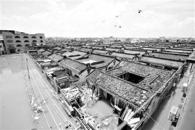 19日，廣東汕頭潮陽(yáng)區(qū)和平鎮(zhèn)出現(xiàn)水浸現(xiàn)象。連日來(lái)，廣東省汕頭市潮陽(yáng)區(qū)、潮南區(qū)普降暴雨。新華社發(fā)