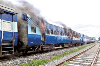 19日，撞人的火車被民眾點(diǎn)燃。