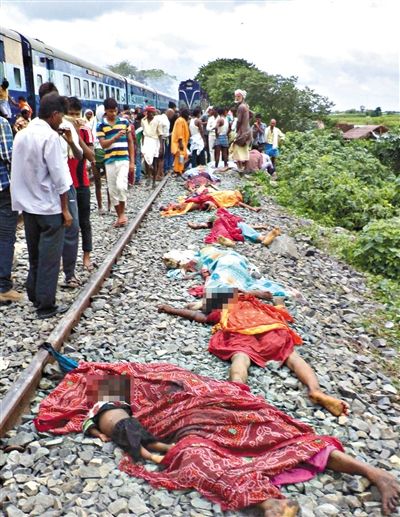 19日，事故現(xiàn)場遇難者的遺體。