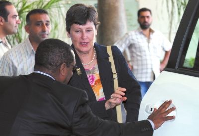 24日，聯(lián)合國副秘書長凱恩（右二）抵大馬士革。新華社發(fā)