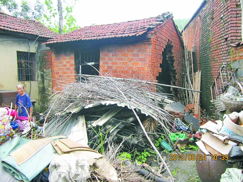 洪水過(guò)處幾乎沒有一間完好的房屋（固始縣方集鎮(zhèn)）