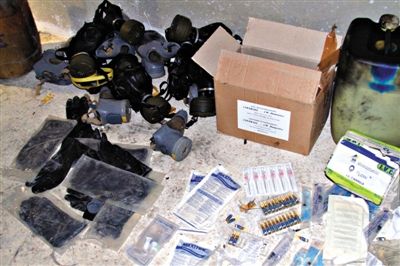 24日，敘利亞政府對外展示在大馬士革朱巴爾區(qū)破獲的反對派軍火庫中的化學(xué)制劑。新華社發(fā)