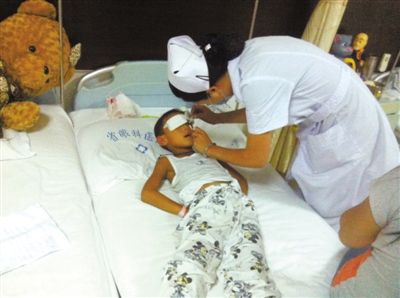 昨日傍晚，山西省眼科醫(yī)院醫(yī)生給斌斌點(diǎn)了兩次“眼藥水”。