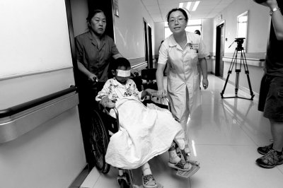 昨天，斌斌被推出病房，準備換藥。記者 譚青/攝