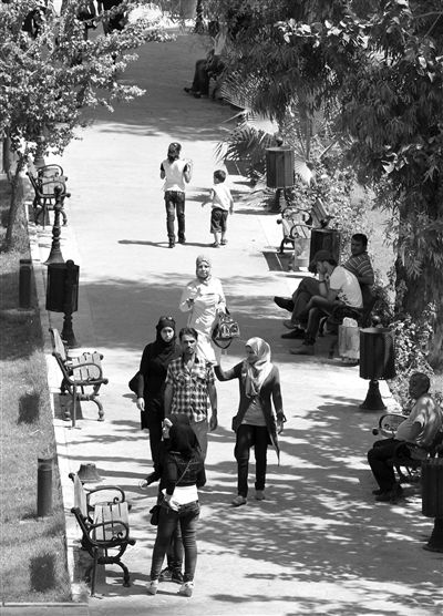 9月5日，敘利亞首都大馬士革，市民在街頭的一處公園內(nèi)散步。