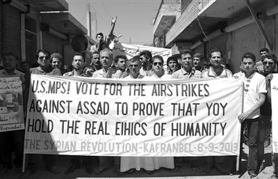 6日，敘利亞西北部的民眾打出橫幅，要求美國對(duì)敘動(dòng)武。