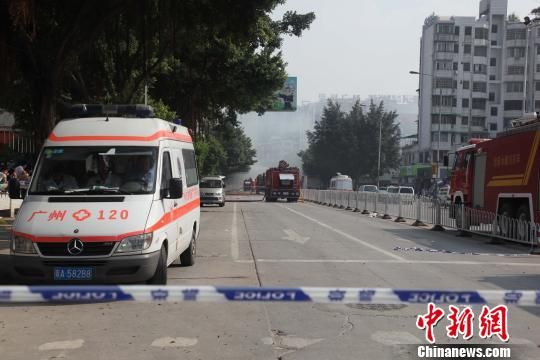 救護(hù)車現(xiàn)場待命?！「邩s權(quán)　攝