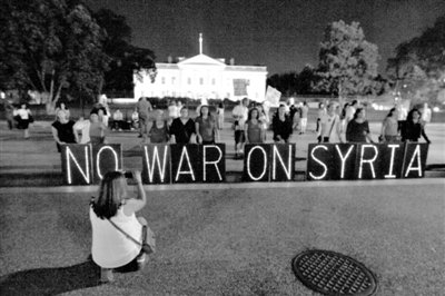 10日，華盛頓，美國(guó)反戰(zhàn)民眾在白宮前抗議對(duì)敘動(dòng)武。