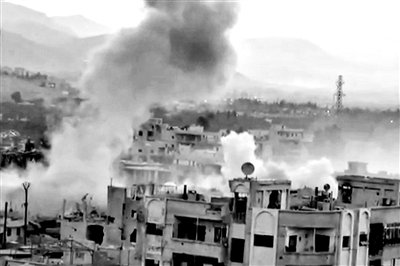 　10日公布的視頻顯示，敘利亞大馬士革地區(qū)，樓房遭重型火炮襲擊，現(xiàn)場(chǎng)濃煙滾滾。