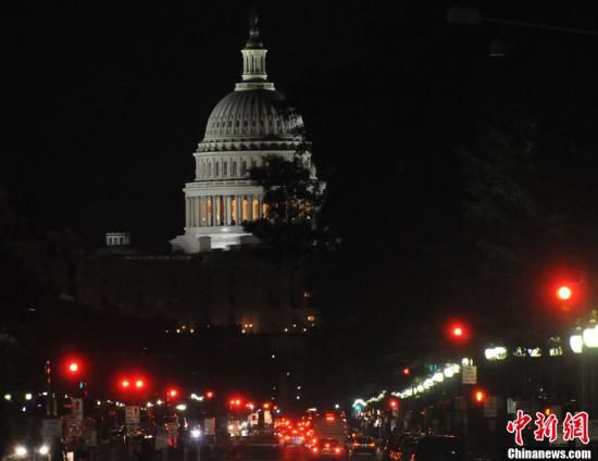 入夜后國會山前警燈一片，加強警戒。中新社發(fā) 德永健 攝