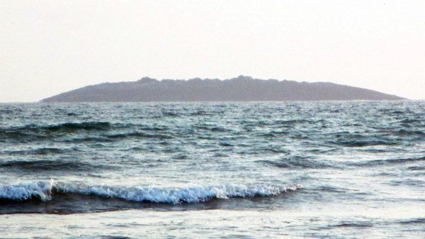 圖為在巴基斯坦靠近阿拉伯海的瓜達(dá)爾地區(qū)（Gwadar）近海600米處冒出一個(gè)小島。