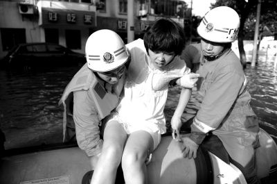 10月10日，前來余姚支援的杭州消防支隊(duì)武警官兵在南西路幫助轉(zhuǎn)移被困群眾。新華社發(fā)