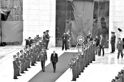 2012年11月27日，開棺檢驗阿拉法特尸骨后，巴方為其舉辦重新安葬儀式。