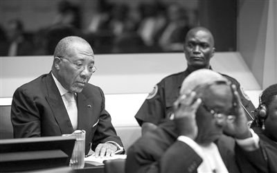 9月26日，荷蘭海牙，利比里亞前總統(tǒng)查爾斯·泰勒在法庭接受審判。