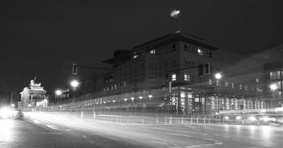 美國駐德國大使館夜景，這里被懷疑設(shè)有監(jiān)聽站。