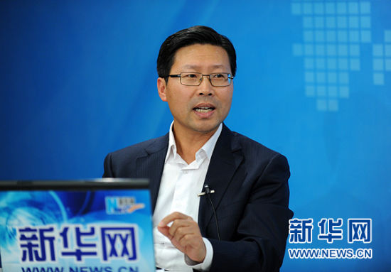 圖為嘉賓與主持人交談。新華網(wǎng) 陳競超 攝