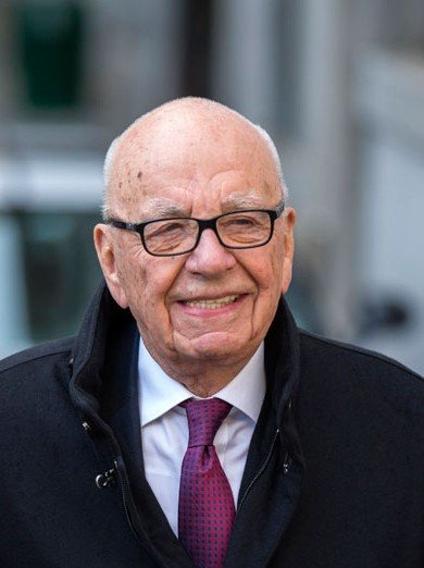 20日，從最高法院出來(lái)，默多克一臉輕松。路透社