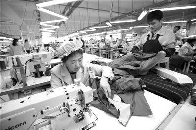 12月19日，朝鮮工人在開城工業(yè)園區(qū)工作。當(dāng)日，由二十國(guó)集團(tuán)（G20）的經(jīng)濟(jì)官員、國(guó)際金融組織相關(guān)負(fù)責(zé)人以及各國(guó)記者等組成的國(guó)際代表團(tuán)訪問(wèn)工業(yè)園區(qū)。今年4月朝鮮單方面關(guān)閉開城工業(yè)園，9月才宣布重開。新華社發(fā)