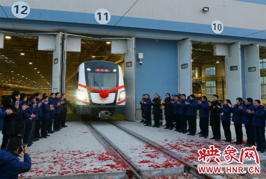 12月28日早上7點(diǎn)39分，編號(hào)為0111的列車駛出鄭東車輛段開(kāi)往市體育中心站