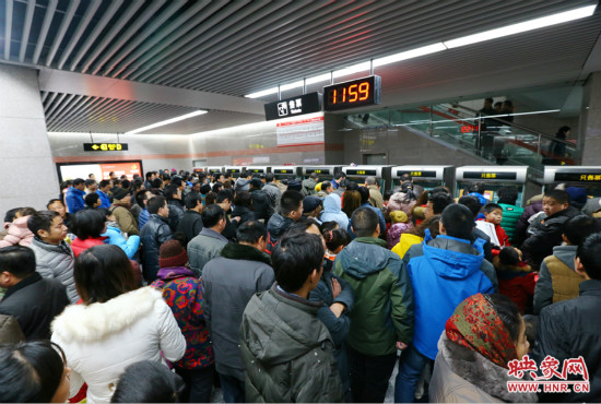 11點(diǎn)59分，紫金山地鐵站售票機(jī)前擠滿了買(mǎi)票的市民，場(chǎng)面如同春運(yùn)