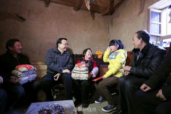 27日，李克強到安康旬陽金坡村看望留守兒童。