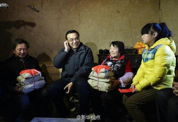 27日，李克強到安康旬陽金坡村看望留守兒童。