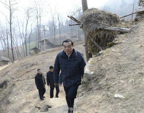 27日，李克強到安康旬陽金坡村看望留守兒童。