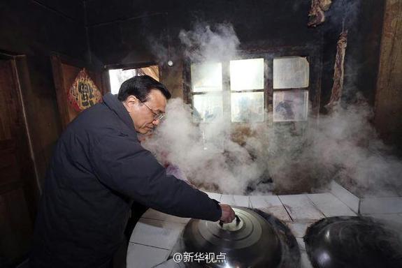 27日，李克強到安康旬陽金坡村看望留守兒童。