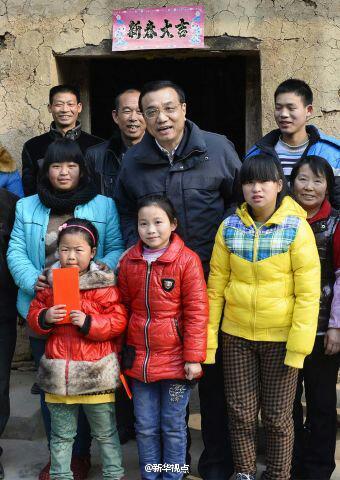 27日，李克強到安康旬陽金坡村看望留守兒童。
