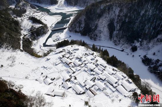 　　當(dāng)?shù)貢r間2014年2月17日，據(jù)日本媒體報道，日本關(guān)東甲信及日本東北等地區(qū)遭遇大雪。