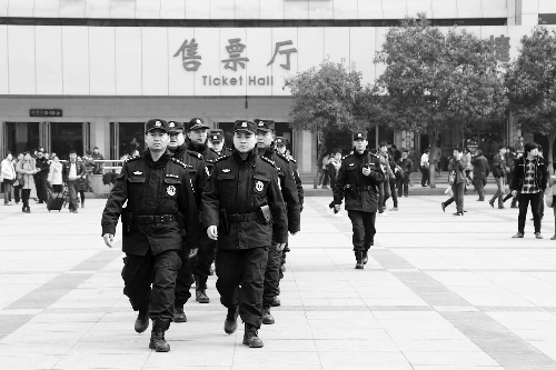 3月2日，鄭州市特警加強對人員密集場所的武裝巡邏。