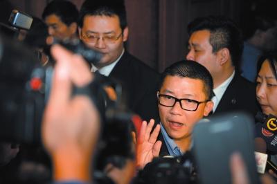 3月10日23時(shí)許，與馬航失聯(lián)航班部分乘客家屬乘坐同一航班的乘客在北京首都機(jī)場(chǎng)辦理值機(jī)手續(xù)。新華社