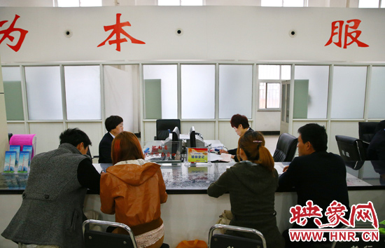 在陽光大廈一樓大廳內(nèi)，分布著人社局、民政局等與群眾利益相關(guān)的民生服務(wù)窗口。