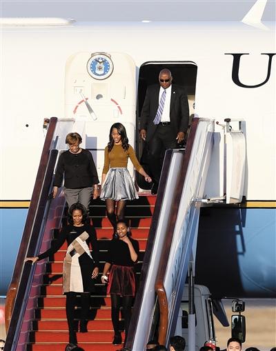 昨日下午5時(shí)30分，美國第一夫人米歇爾走出專機(jī)艙門，抵京開始訪華。與其一同來訪的家庭成員還有她的母親