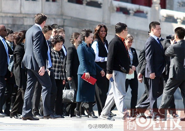 　　3月21日上午，美國總統(tǒng)夫人米歇爾參觀故宮，彭麗媛陪同。彭麗媛一身湖藍(lán)色裙裝，米歇爾黑白色職業(yè)裝