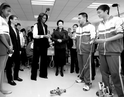 昨天上午，彭麗媛與米歇爾共同參觀北師大二附中，觀看學(xué)生們演示自己設(shè)計制作的幾何機器人。