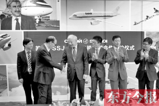 　昨日，“蘇霍伊SSJ-100飛機(jī)項(xiàng)目”合作簽約儀式在鄭州舉行