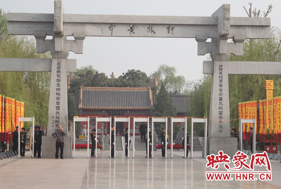 大典入口安檢嚴(yán)格。