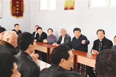 3月17日，習(xí)近平在河南省蘭考縣東壩頭鄉(xiāng)張莊村村委會與干部群眾座談，聽取意見和建議。