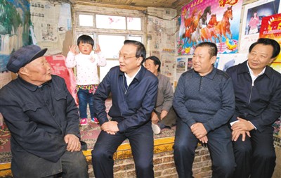 3月27日，李克強(qiáng)在內(nèi)蒙古自治區(qū)翁牛特旗橋頭鎮(zhèn)太平莊村看望貧困戶。