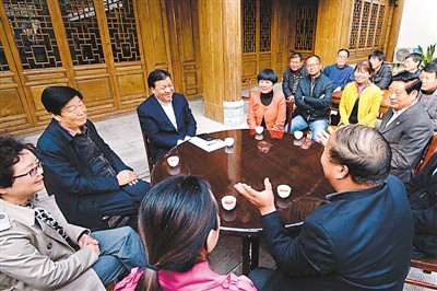 3月23日，劉云山在陜西省咸陽市禮泉縣煙霞鎮(zhèn)袁家村與基層干部群眾座談，聽取對教育實踐活動的意見建議。