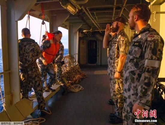 　據(jù)澳大利亞海軍4月11日發(fā)布的圖片顯示，中澳海軍海上聯(lián)合搜尋失聯(lián)客機(jī)。據(jù)悉，澳大利亞總理當(dāng)天表示，澳方執(zhí)行搜尋失聯(lián)客機(jī)任務(wù)的搜救人員已獲知黑匣子的大致位置。
