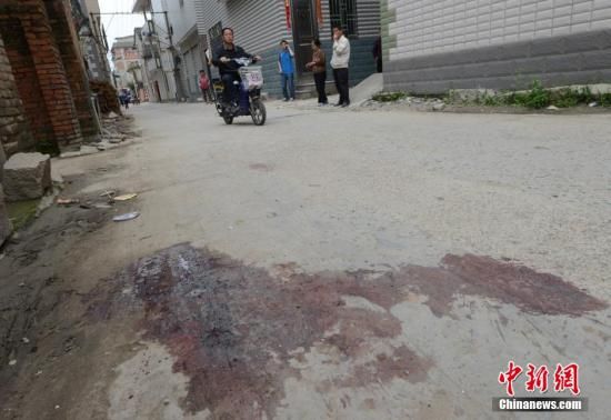 4月28日，福建省福州市閩侯縣發(fā)生一起惡性駕車撞人事件，圖為事發(fā)現(xiàn)場血跡斑斑。中新社發(fā) 劉可耕 攝